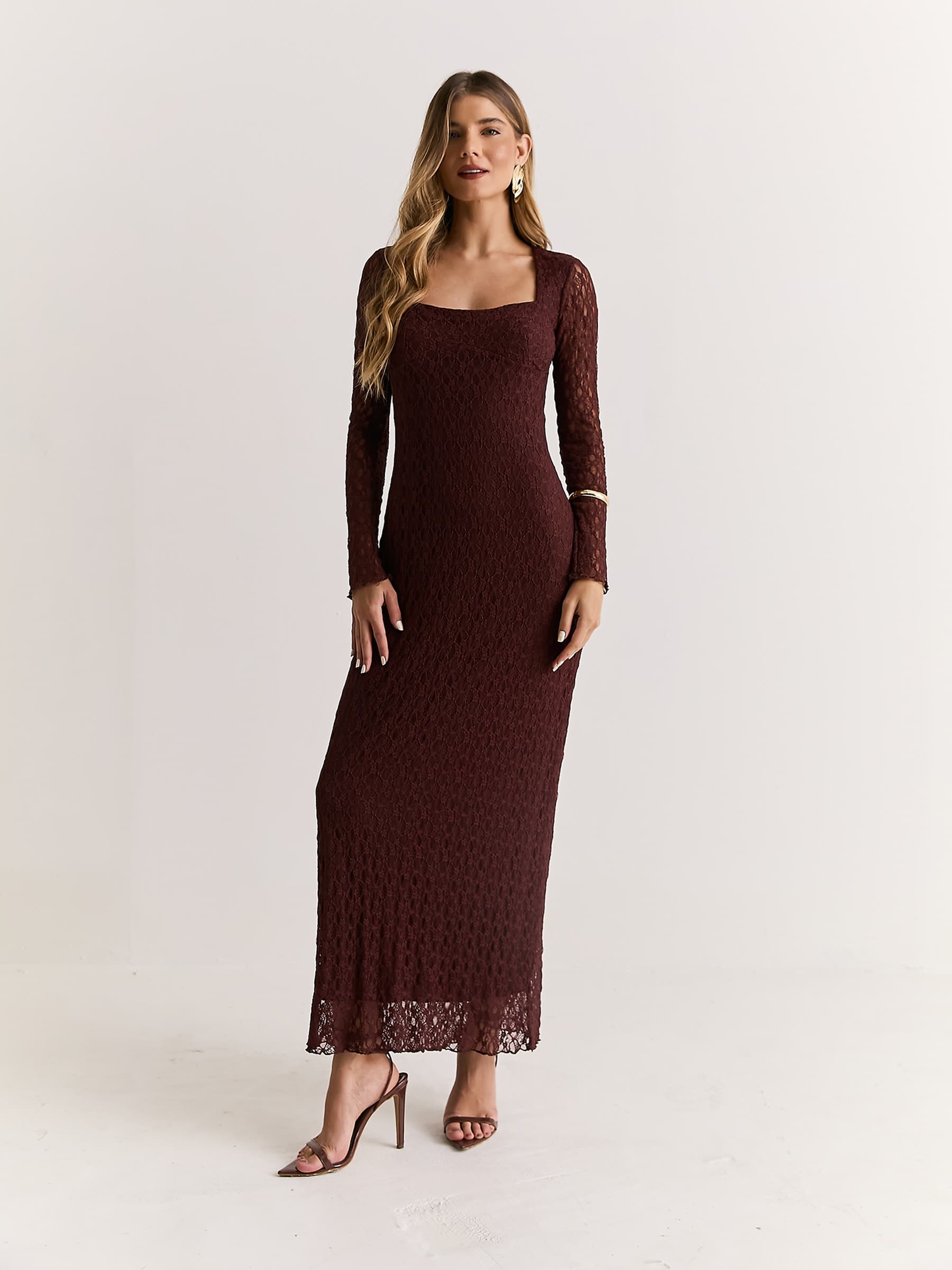 VESTIDO MIDI EM RENDA COM MANGAS LONGAS